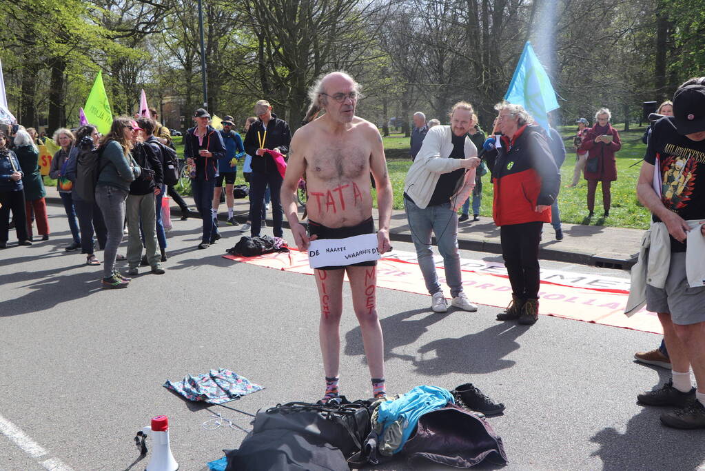 Extinction Rebellion demonstreerd bij provinciehuis