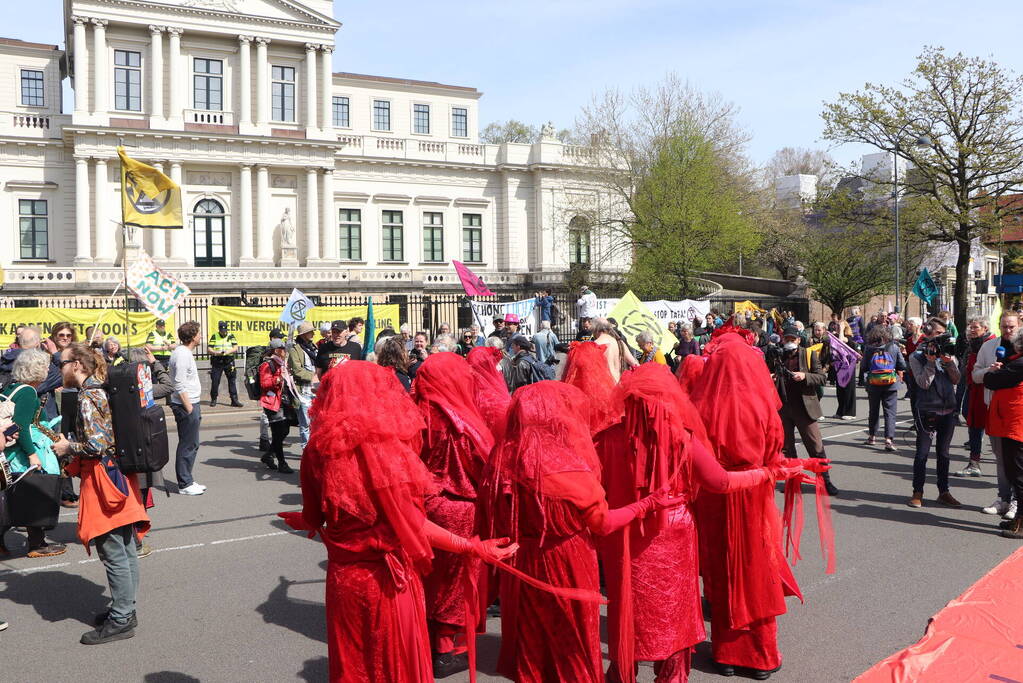 Extinction Rebellion demonstreerd bij provinciehuis