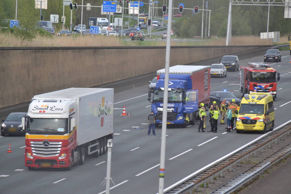 Twee vrachtwagens klappen op elkaar