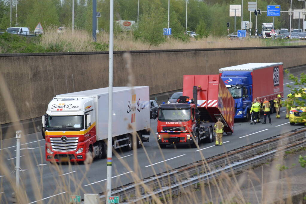 Twee vrachtwagens klappen op elkaar