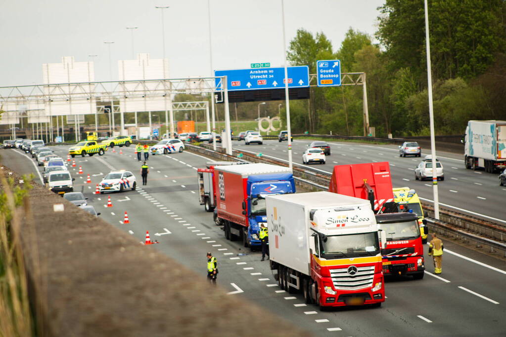 Twee vrachtwagens klappen op elkaar