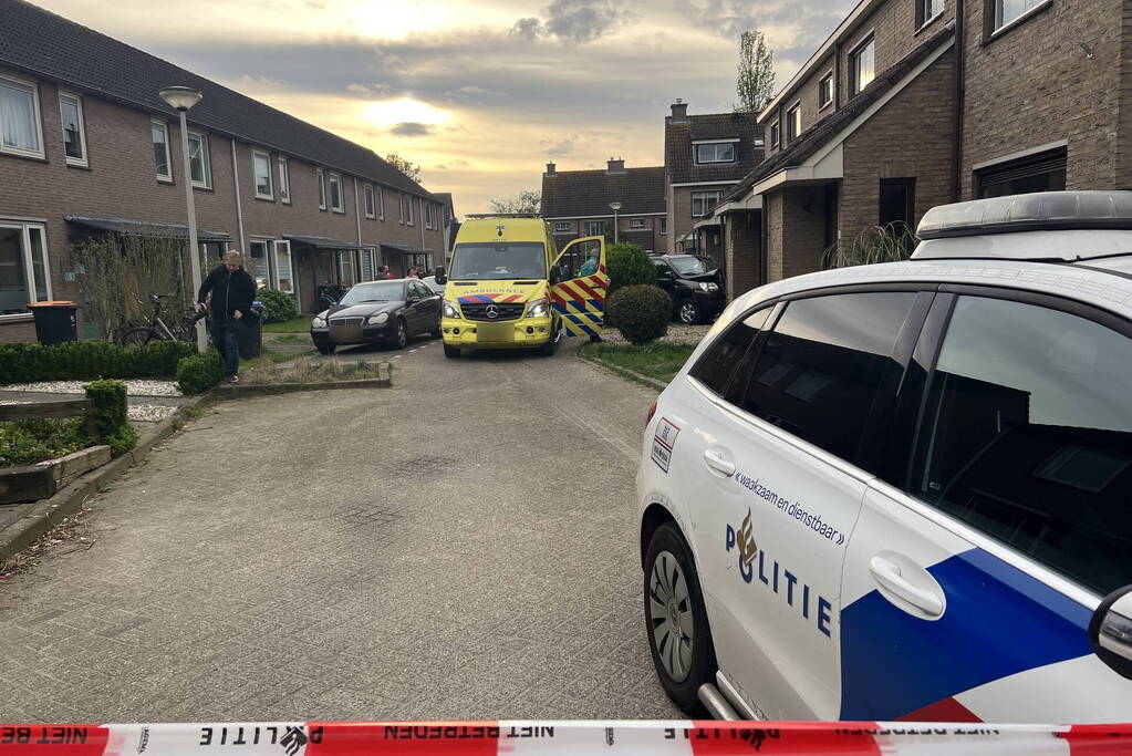 Voertuig knalt tegen voorgevel van woonhuis