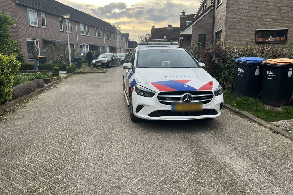 Voertuig knalt tegen voorgevel van woonhuis