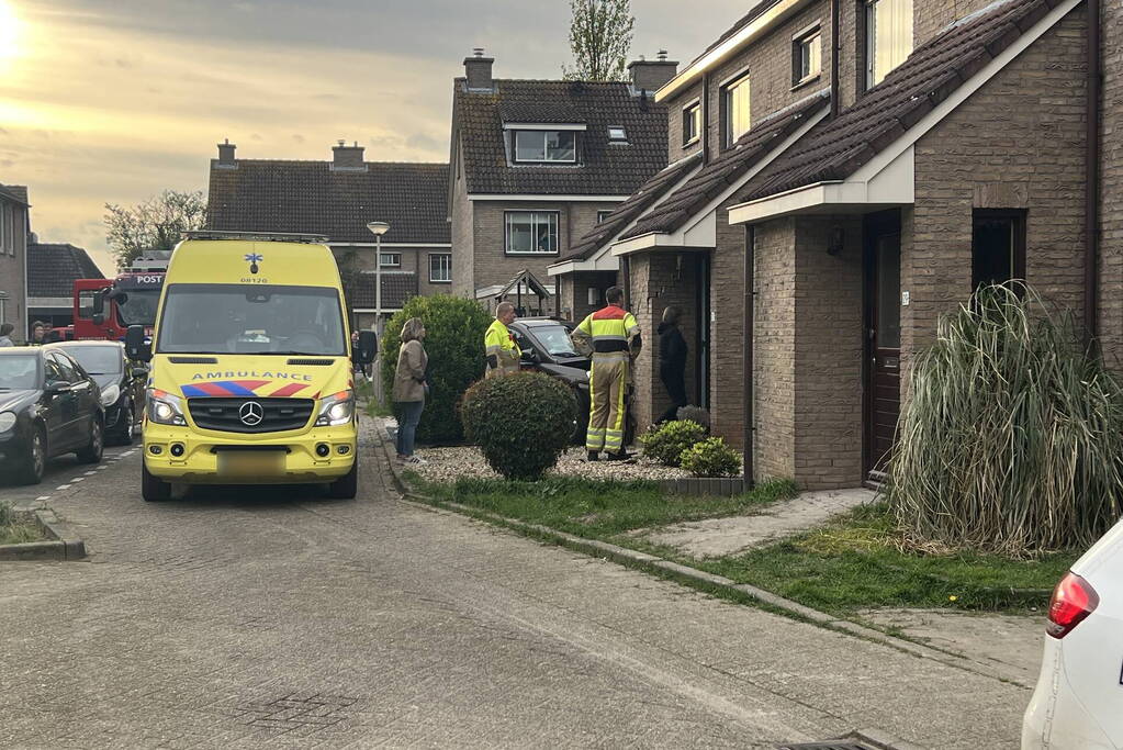 Voertuig knalt tegen voorgevel van woonhuis