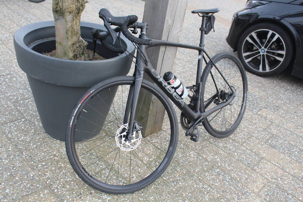 Wielrenner aangereden door automobilist