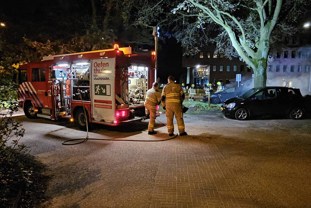Geparkeerde auto vat vlam