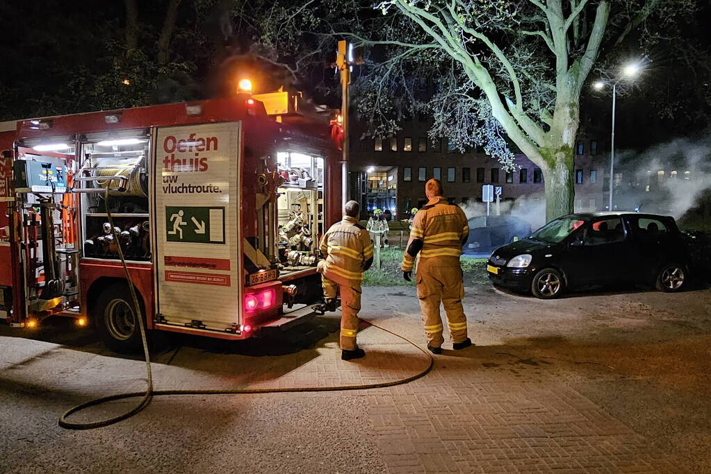 Geparkeerde auto vat vlam