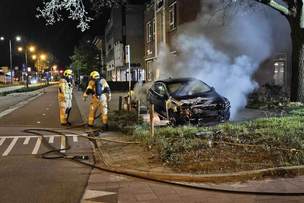 Geparkeerde auto vat vlam