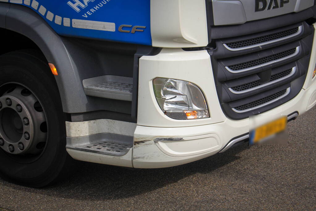 Auto en vuilniswagen botsen op kruising