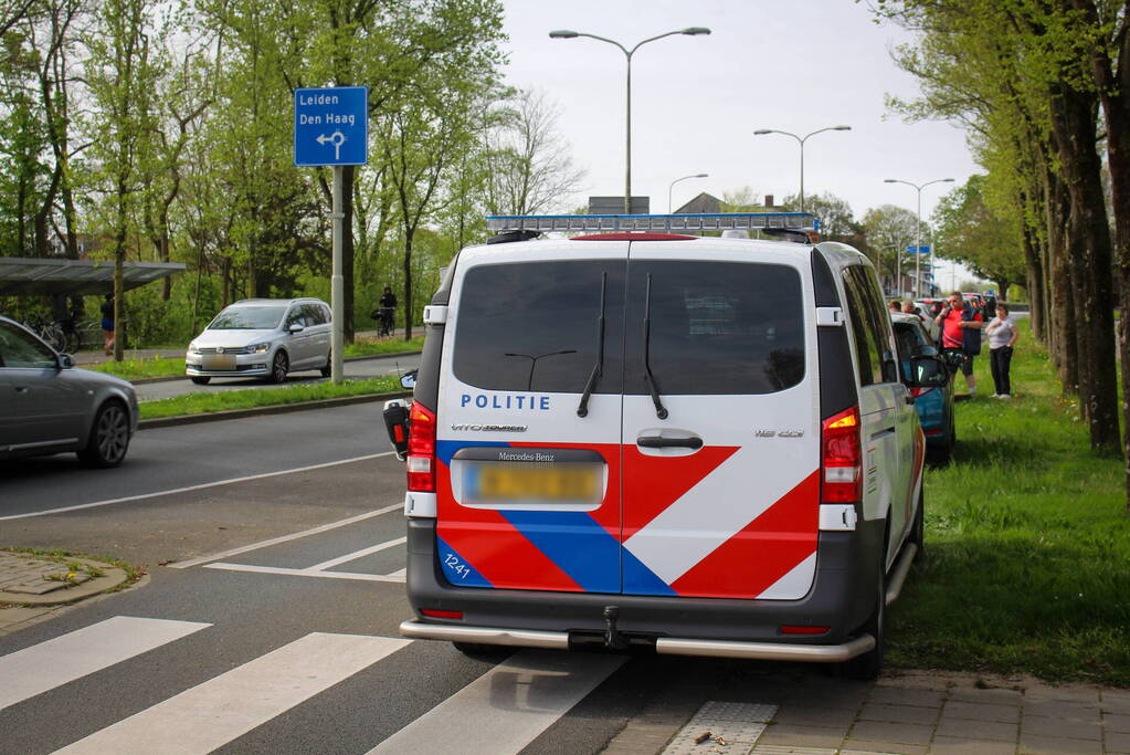 Auto en vuilniswagen botsen op kruising