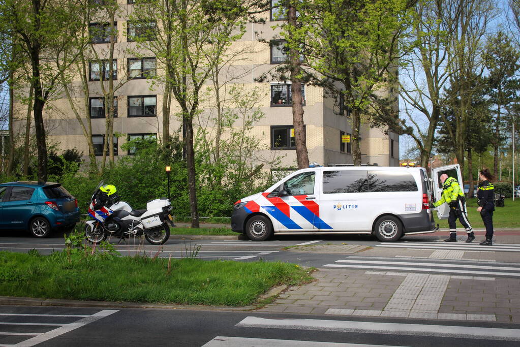 Auto en vuilniswagen botsen op kruising