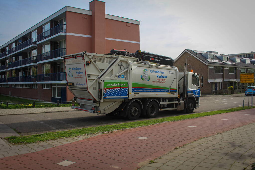 Auto en vuilniswagen botsen op kruising