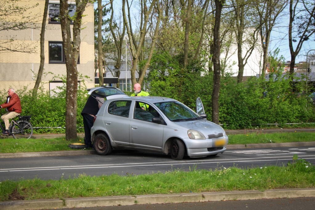 Auto en vuilniswagen botsen op kruising