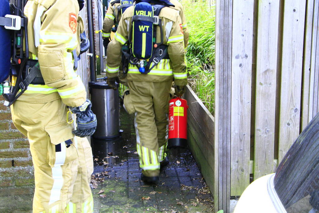 Jerrycan met benzine vat vlam