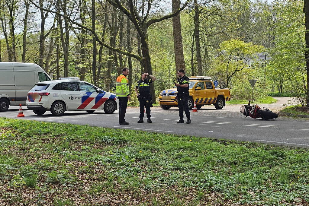Motorrijder overleden na val, tweede raakt gewond