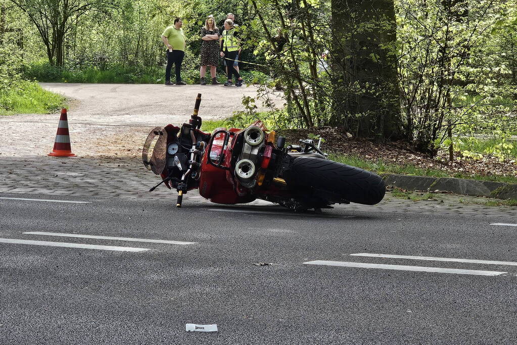 Motorrijder overleden na val, tweede raakt gewond