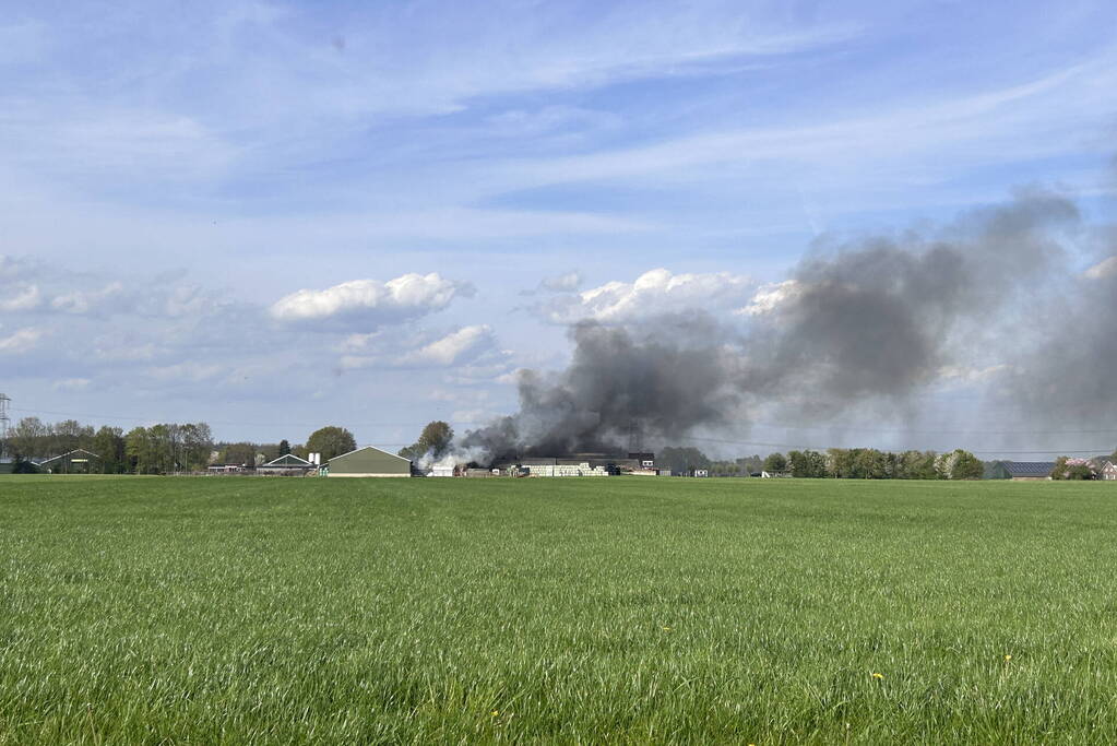 Flinke rookontwikkeling bij brand in schuur