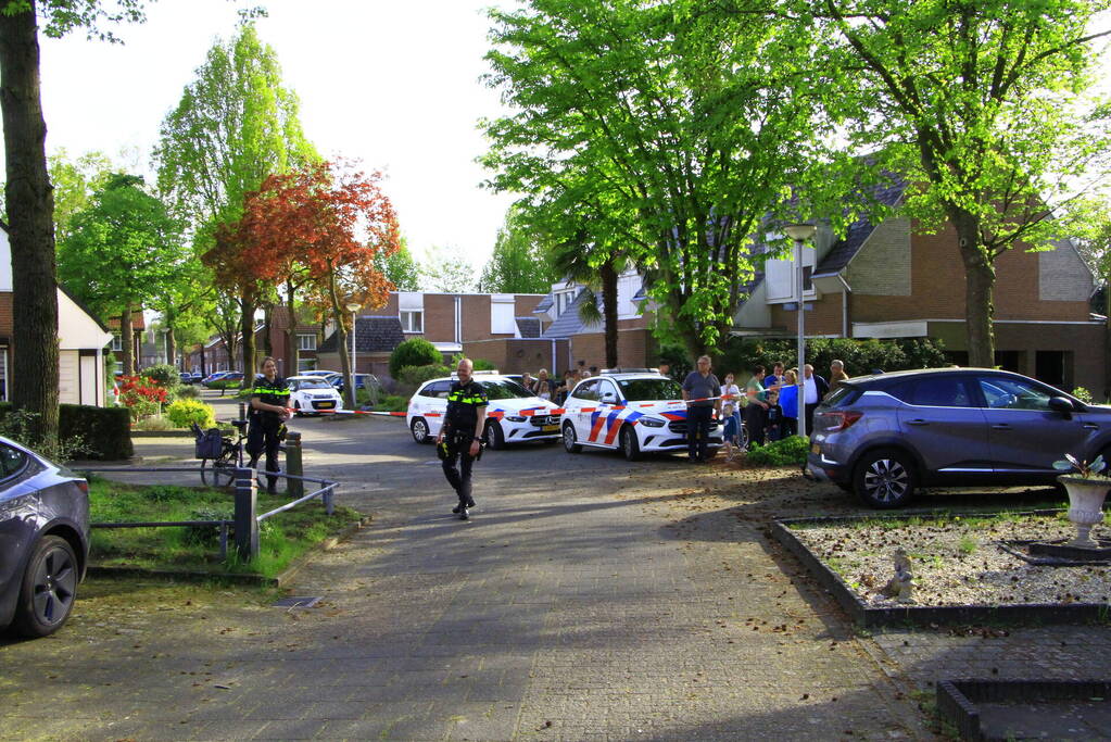 Brandweer breekt dak open om brand te bestrijden