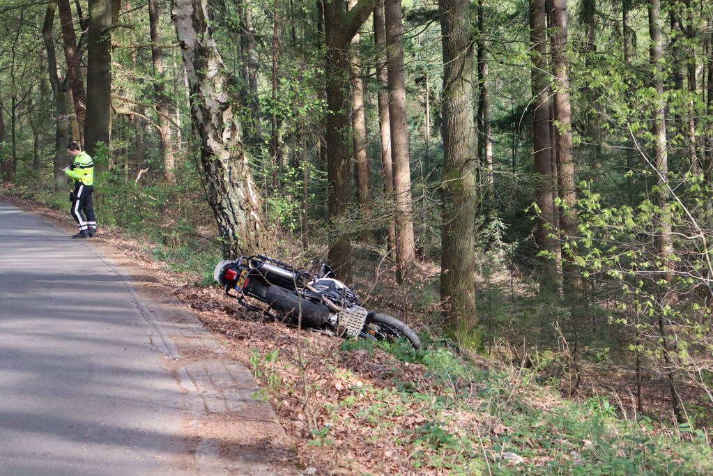 Motorrijder vliegt uit de bocht en komt hard ten val