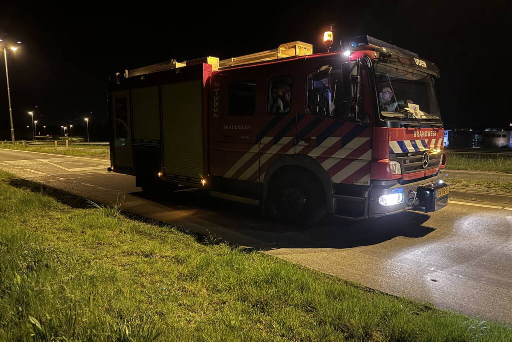 Automobilist belandt onderaan talud