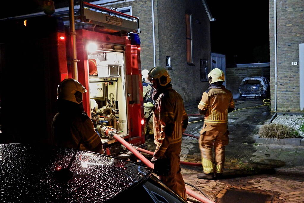 Auto brandt volledig uit naast woning