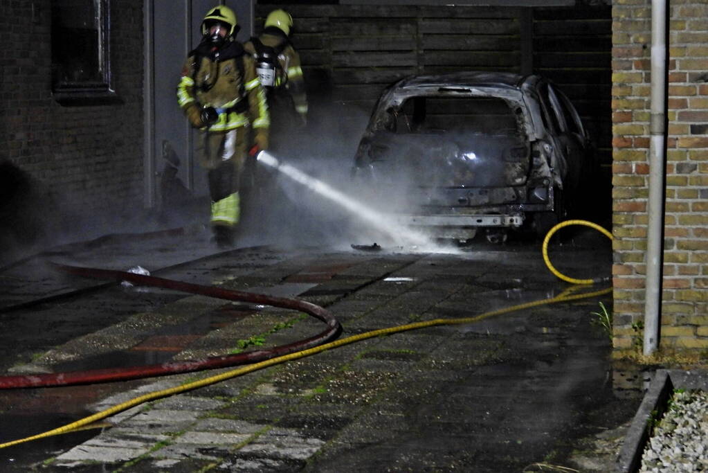 Auto brandt volledig uit naast woning