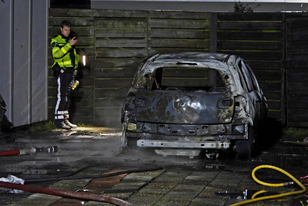 Auto brandt volledig uit naast woning