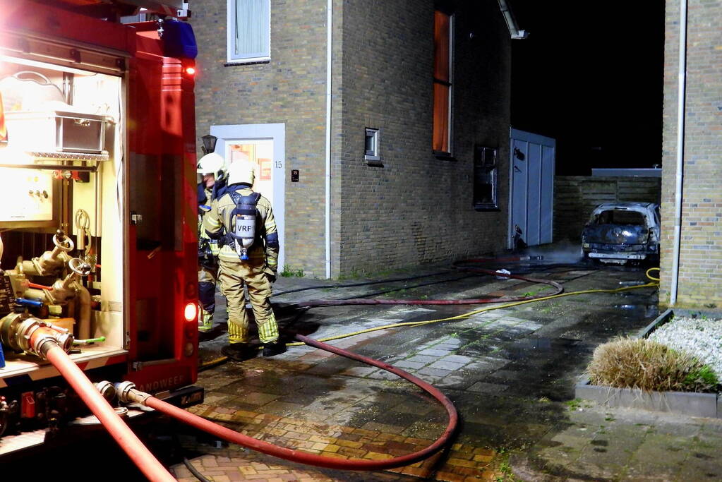 Auto brandt volledig uit naast woning