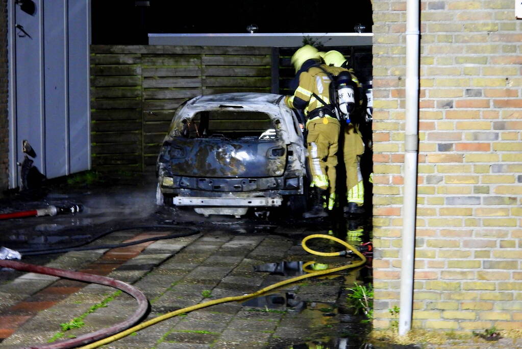 Auto brandt volledig uit naast woning