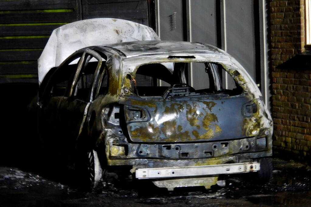 Auto brandt volledig uit naast woning