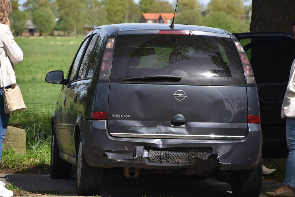 Veel schade bij kop-staart botsing na remmen bij kruispunt