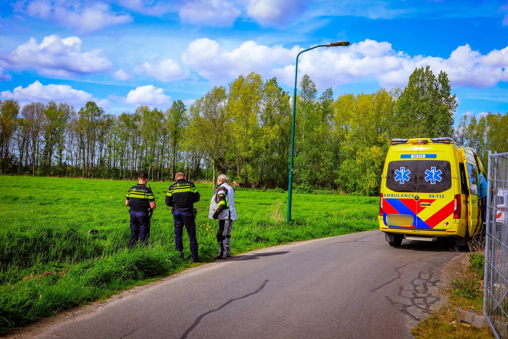 Motorrijdster mist bocht belandt in sloot