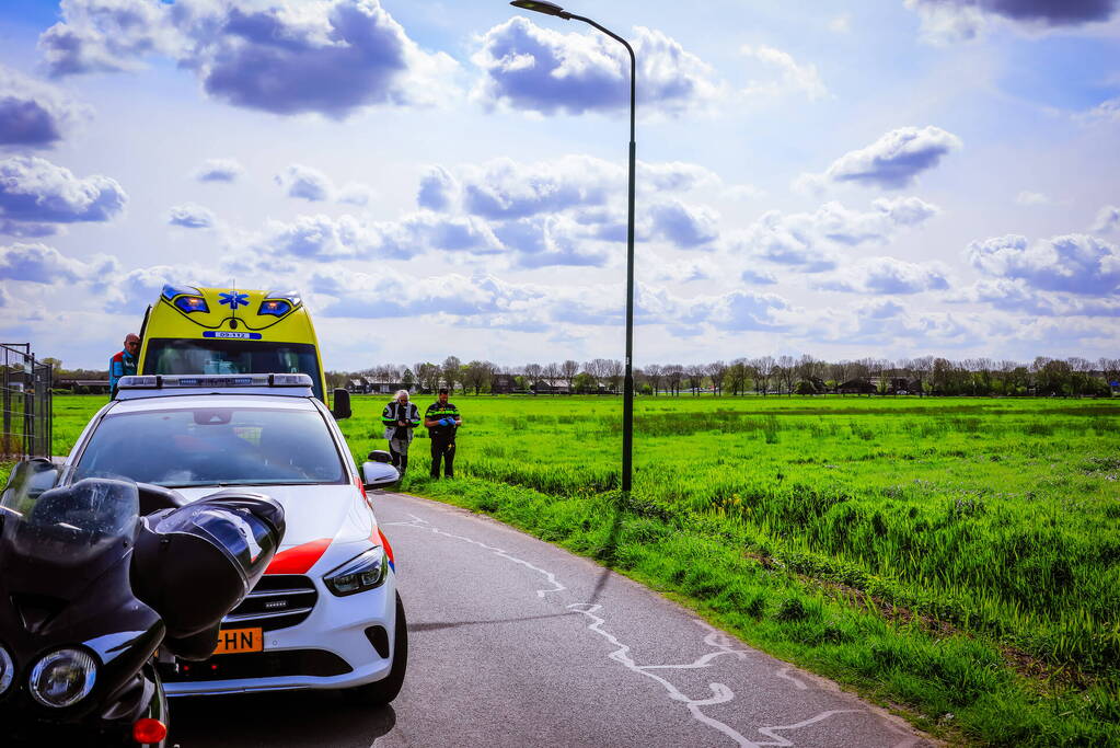 Motorrijdster mist bocht belandt in sloot