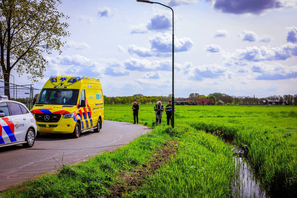Motorrijdster mist bocht belandt in sloot
