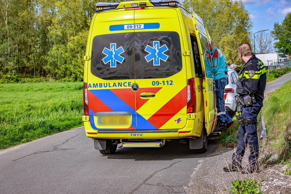 Motorrijdster mist bocht belandt in sloot