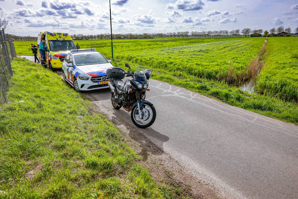 Motorrijdster mist bocht belandt in sloot