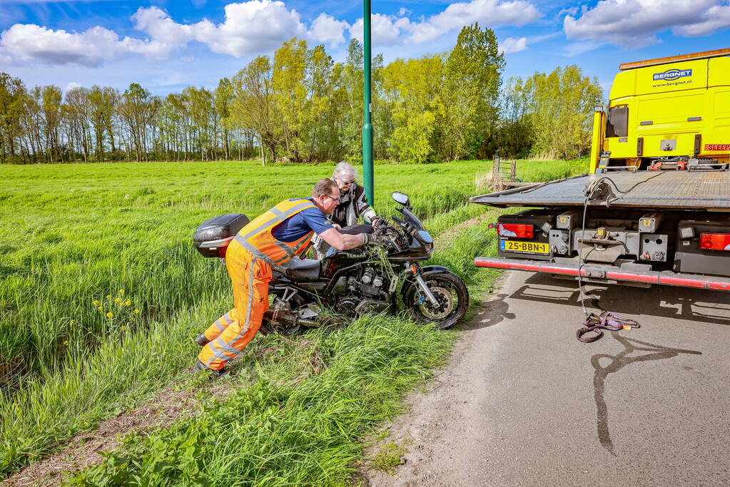 Motorrijdster mist bocht belandt in sloot