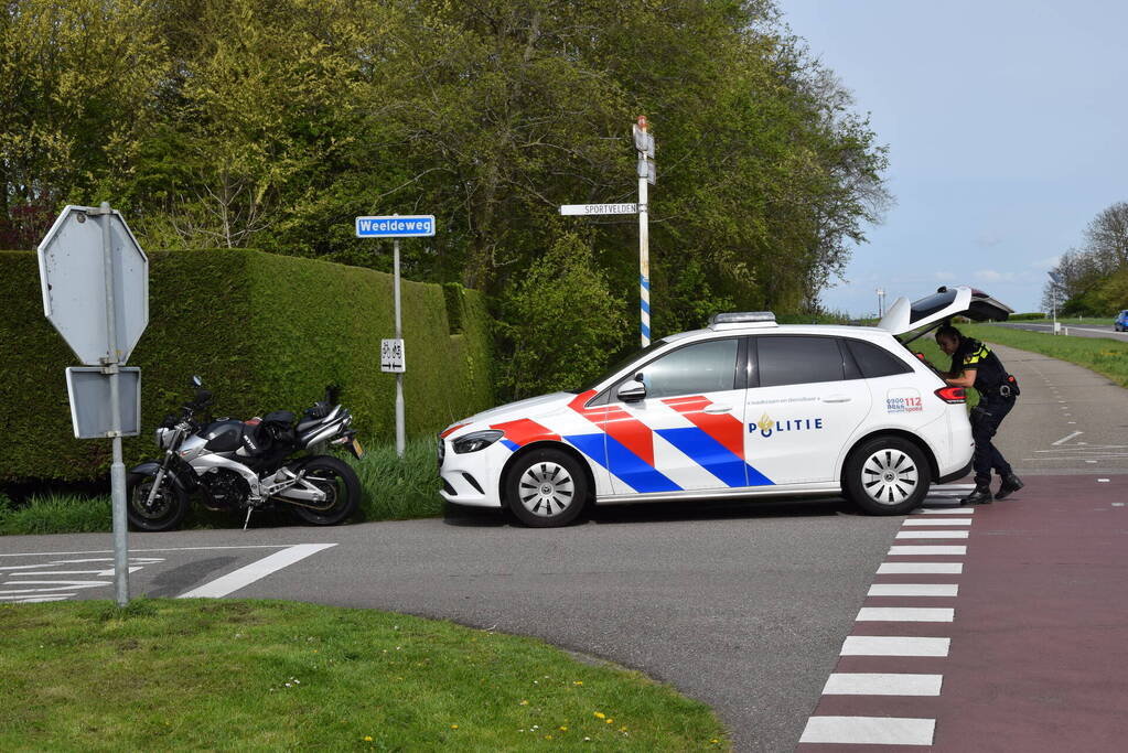 Schade bij ongeval tussen twee auto's en motor