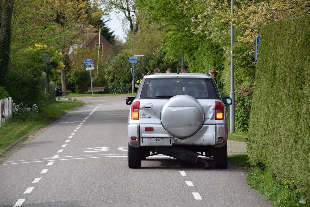 Schade bij ongeval tussen twee auto's en motor