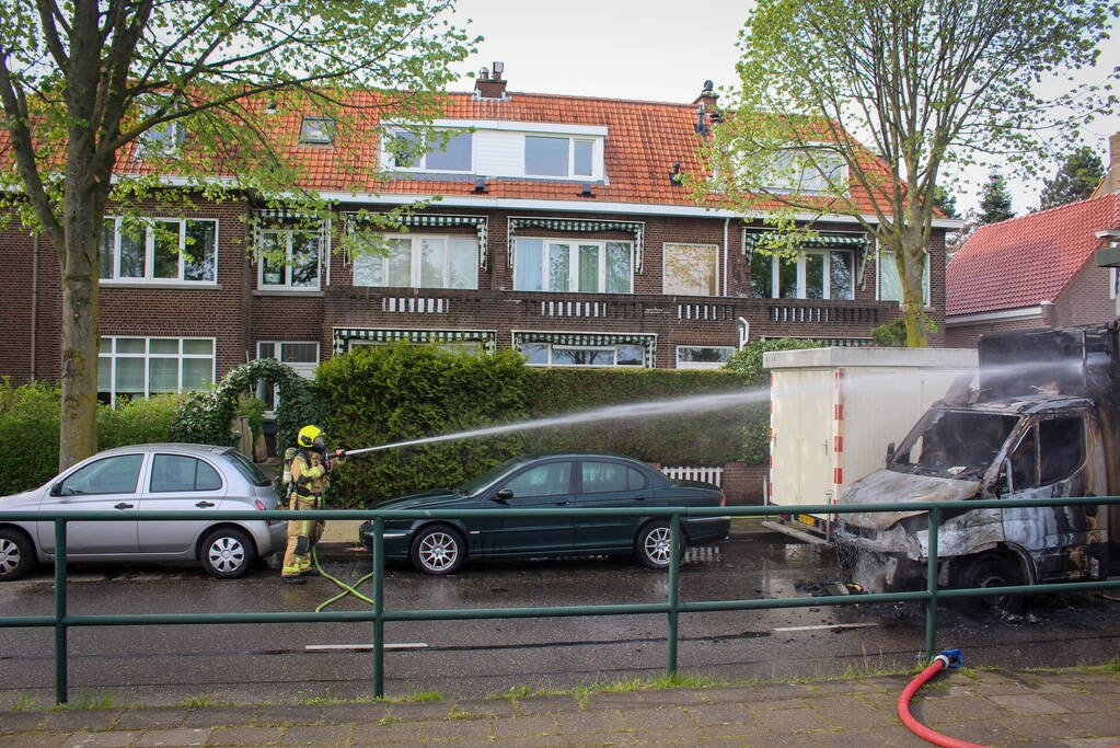 Bestelbus brandt volledig af