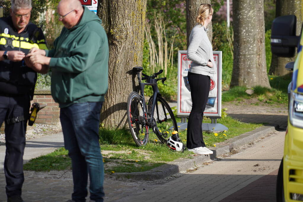 Wielrenner komt hard ten val na ongeval met auto