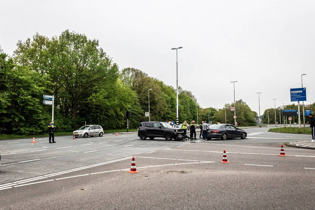 Veel schade nadat auto door rood rijdt