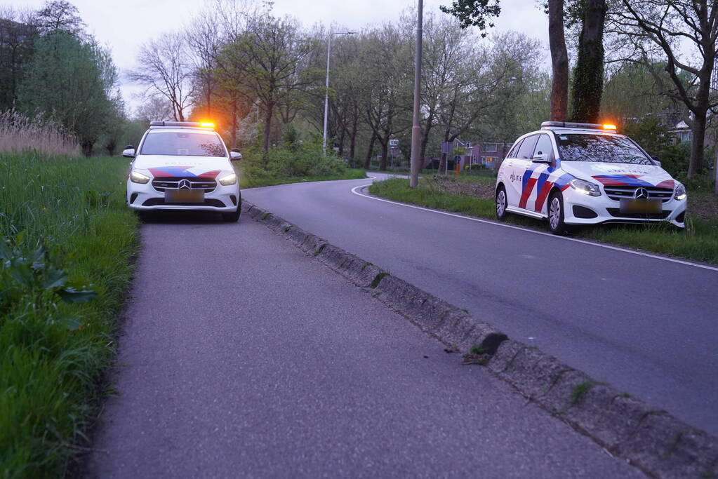 Bestuurder rijdt met drie bijrijders de sloot in