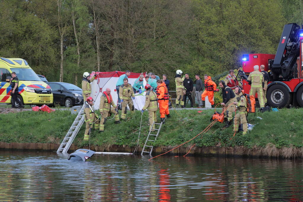 Omstanders springen in het water om ernstig gewonde automobilist te redden