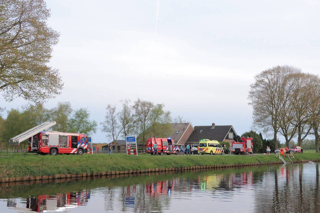 Omstanders springen in het water om ernstig gewonde automobilist te redden