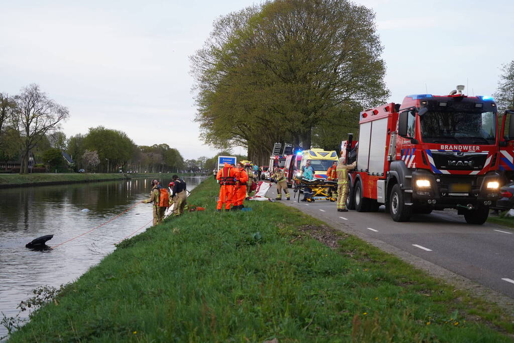 Omstanders springen in het water om ernstig gewonde automobilist te redden