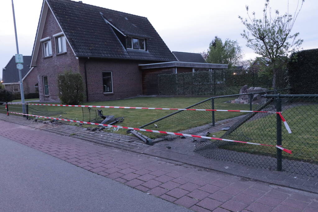 Omstanders springen in het water om ernstig gewonde automobilist te redden