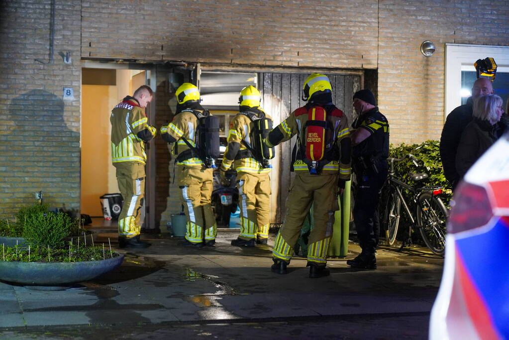 Containerbrand tegen woning, brandweer voorkomt erger
