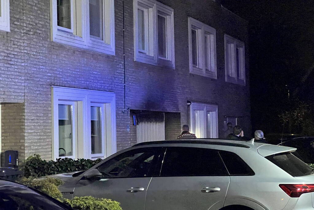 Containerbrand tegen woning, brandweer voorkomt erger