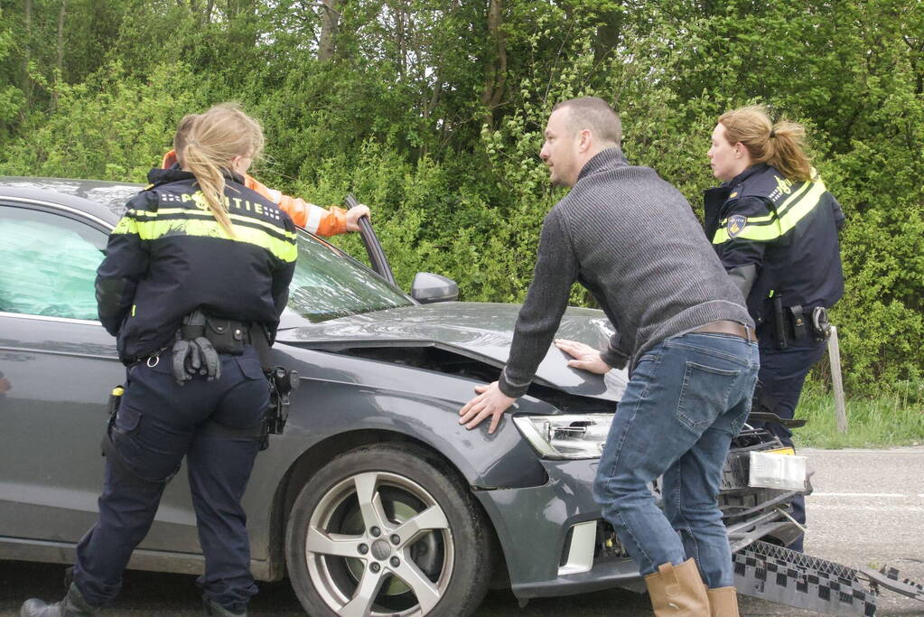 Gewonde en auto's fiks beschadigd bij kop-staartbotsing